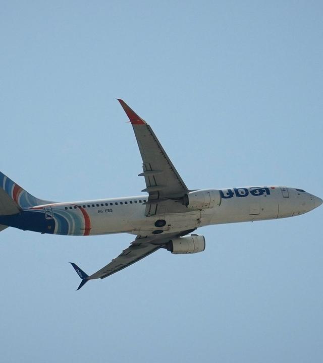 Ein Flugzeug der Fluggesellschaft Flydubai hebt vom Dubai International Airport ab. Aus einem Flugzeug auf dem Weg von Dubai nach Tel Aviv ist nach Medienberichten wegen einer Prügelei zwischen den Piloten ein Notsignal gesendet worden.