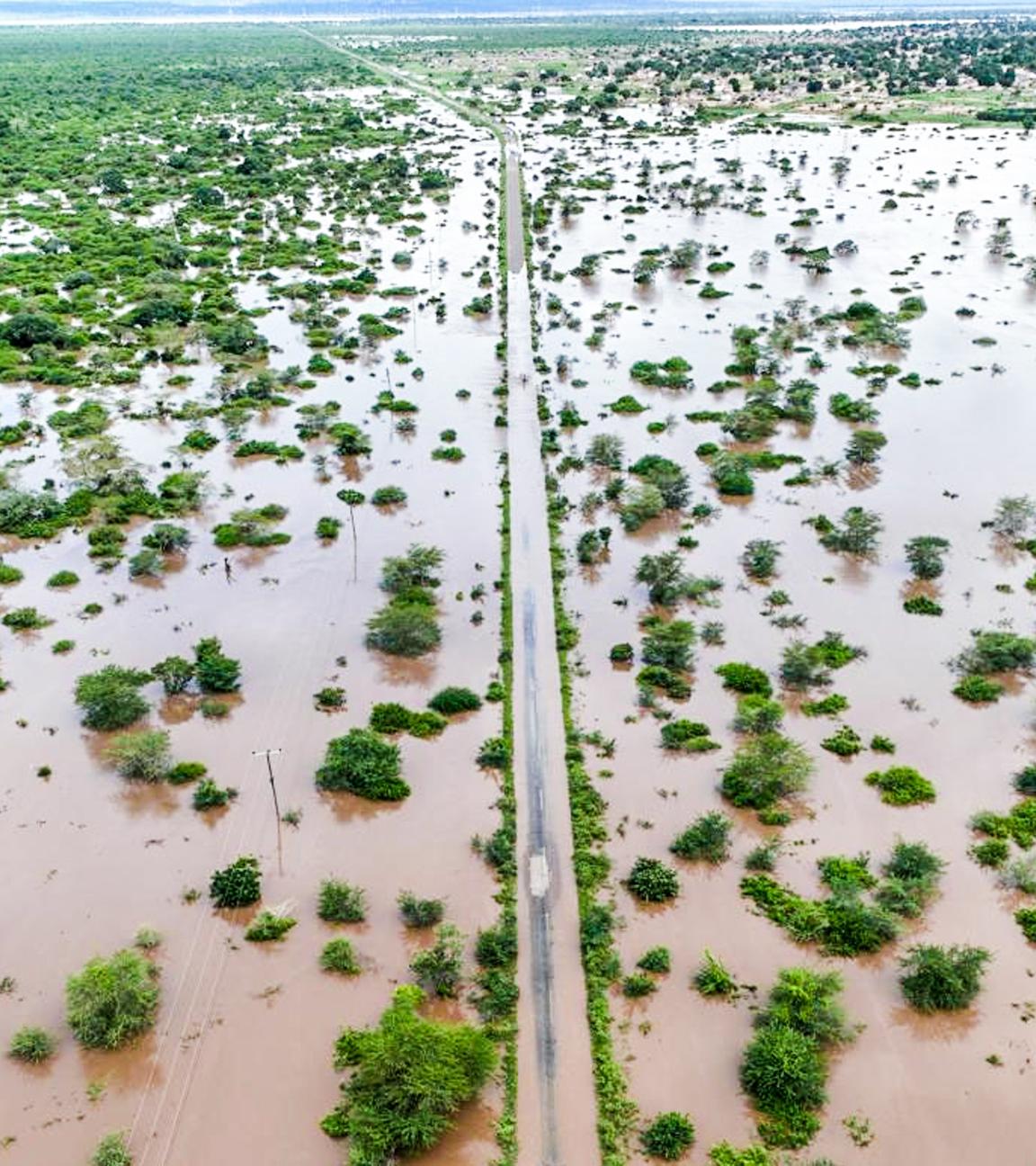 Hochwasser bedeckt die Straße Chibuto-Chaimite. Seit Wochen sorgen außergewöhnlich starke Regenfälle im südlichen Afrika für schwere Überschwemmungen.