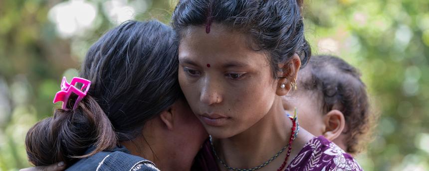 Angehörige von Flutopfern stehen vor dem Armeestützpunkt, in den Überlebende nach einer Sturzflut im Dorf Devighat im nepalesischen Distrikt Nuwakot per Hubschrauber gebracht werden.