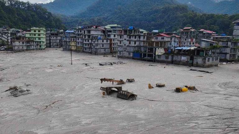 Häuser werden am 06.10.2023 von Wassermassen nach einer Sturzflut umgeben.