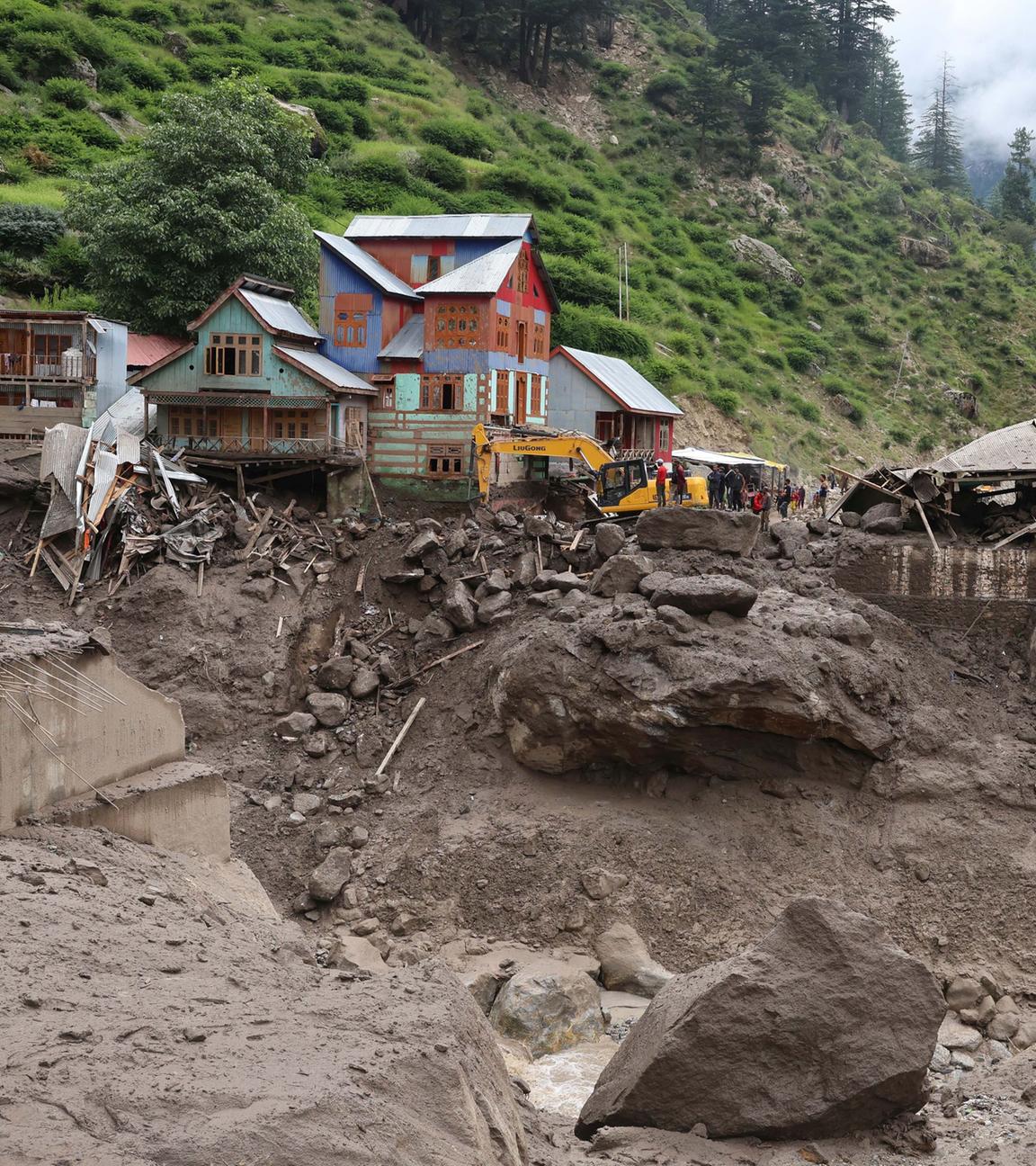 Indische Rettungskräfte arbeiten in einem Gebiet, das von einer durch einen Wolkenbruch ausgelösten Sturzflut in der Region Padder im Distrikt Kishtwar in Jammu und Kashmir, Indien, am 15.08.2025 betroffen ist. 