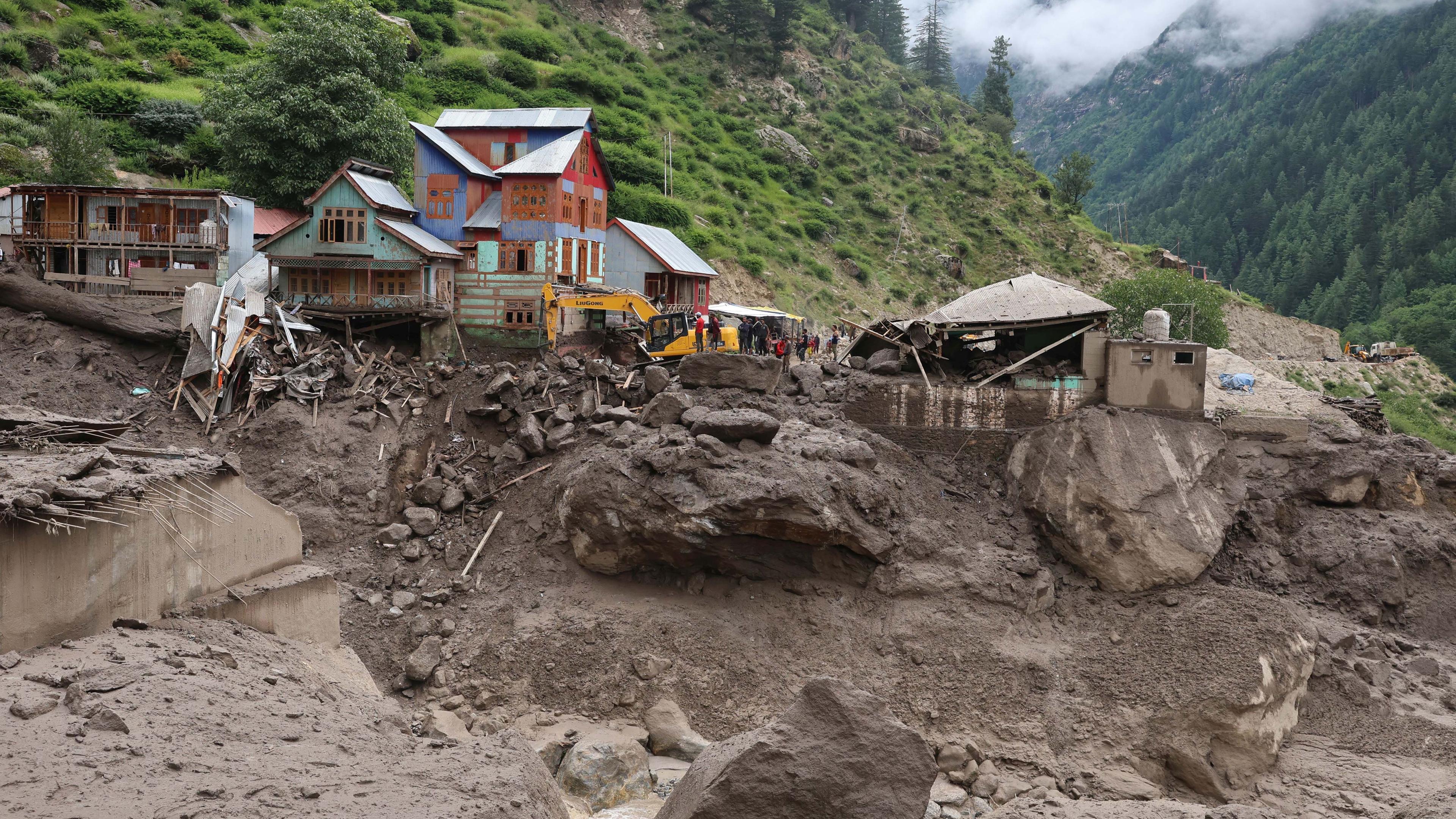 Indische Rettungskräfte arbeiten in einem Gebiet, das von einer durch einen Wolkenbruch ausgelösten Sturzflut in der Region Padder im Distrikt Kishtwar in Jammu und Kashmir, Indien, am 15.08.2025 betroffen ist. 