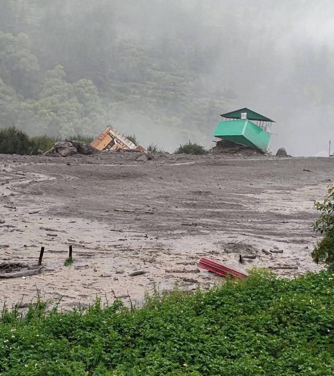 Ein von der State Disaster Response Force (SDRF) Uttarkashi zur Verfügung gestelltes Foto zeigt die Schäden nach einem Wolkenbruch, der einen Erdrutsch in der Nähe von Harsil, Uttarkashi, Uttarakhand, Nordindien, am 5. August 2025 auslöste. 