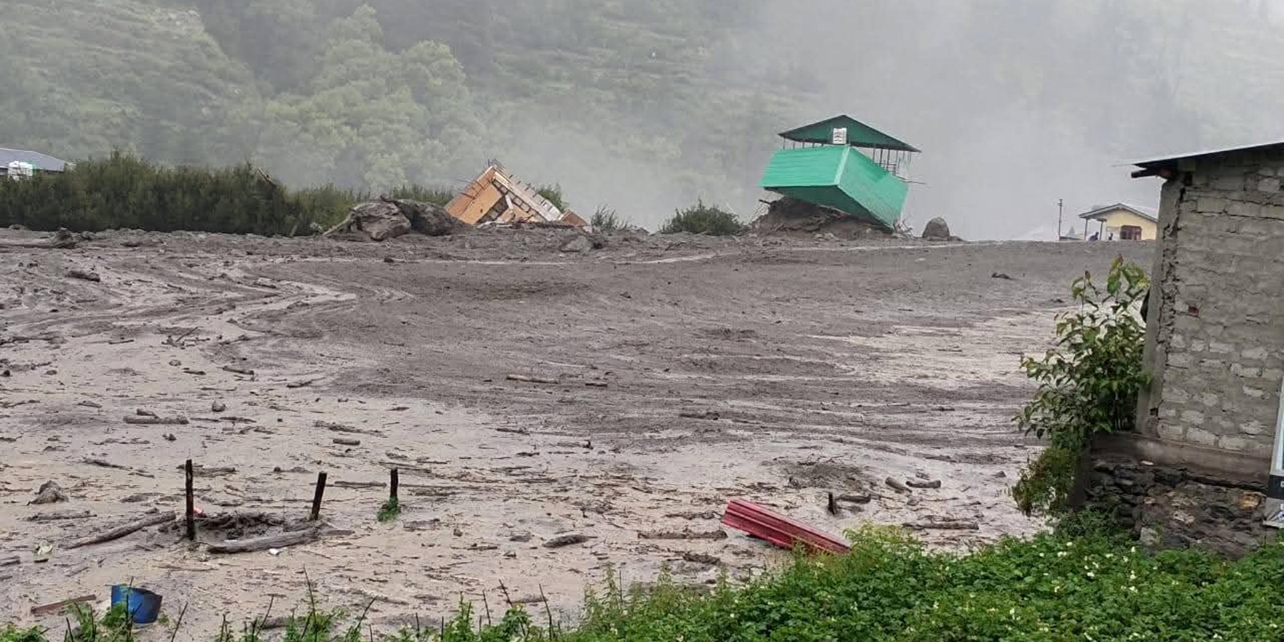 Ein von der State Disaster Response Force (SDRF) Uttarkashi zur Verfügung gestelltes Foto zeigt die Schäden nach einem Wolkenbruch, der einen Erdrutsch in der Nähe von Harsil, Uttarkashi, Uttarakhand, Nordindien, am 5. August 2025 auslöste. 