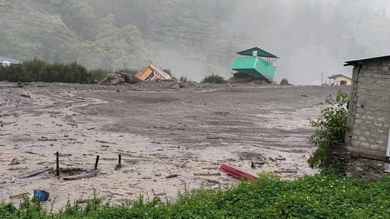 Ein von der State Disaster Response Force (SDRF) Uttarkashi zur Verfügung gestelltes Foto zeigt die Schäden nach einem Wolkenbruch, der einen Erdrutsch in der Nähe von Harsil, Uttarkashi, Uttarakhand, Nordindien, am 5. August 2025 auslöste. 