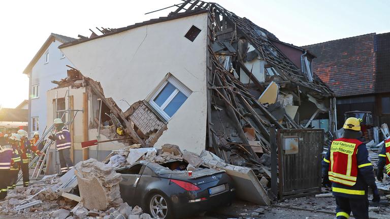 Ein Haus ist am frühen Morgen eingestürzt, aufgenommen am 17.02.2025 in Stutensee (Baden-Württemberg)