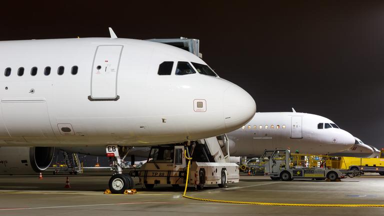 Airbus A320 Flugzeuge auf dem Flughafen Stuttgart (STR) in Deutschland (Archivbild)