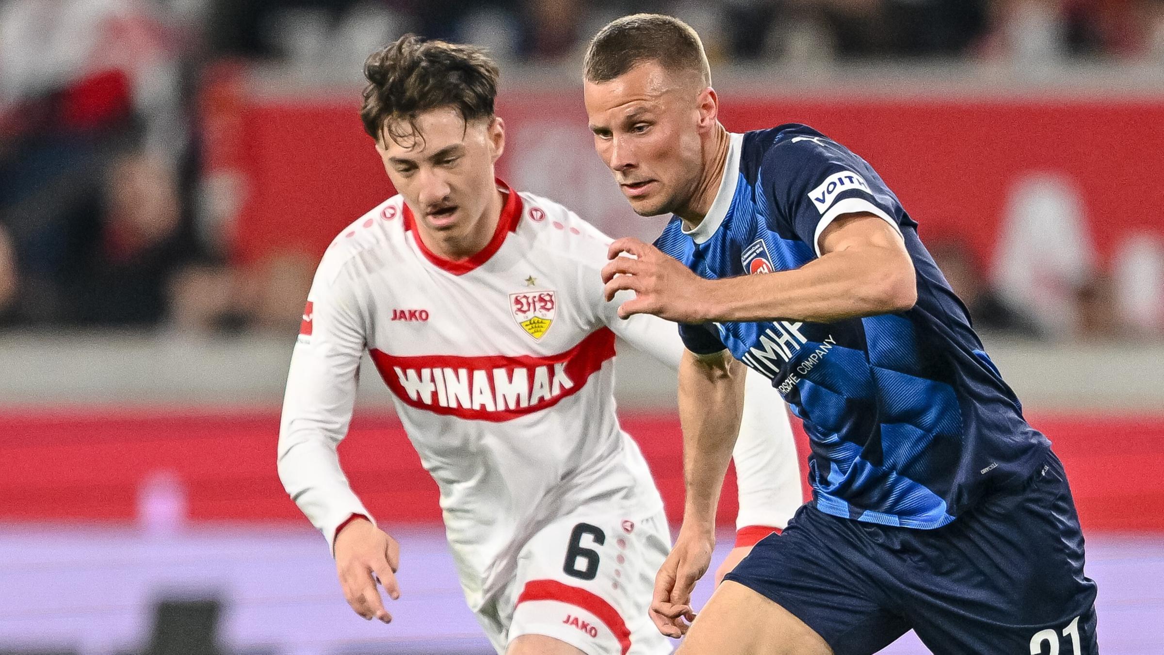 Angelo Stiller (VfB Stuttgart) und Adrian Beck (1.FC Heidenheim) im Zweikampf.