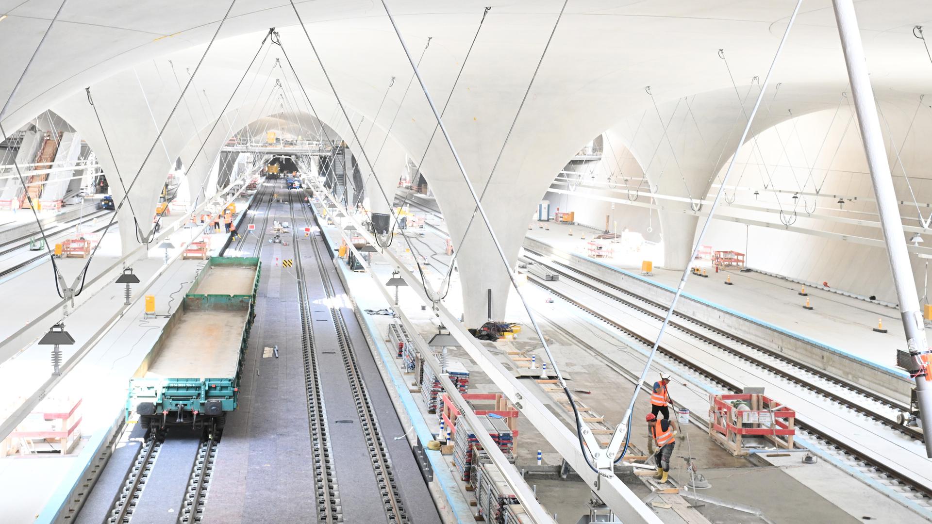  Bauarbeiter arbeiten in der Bahnsteighalle für den neuen Tiefbahnhof im Rahmen des milliardenschweren Bahnprojekts Stuttgart 21. (Archiv)