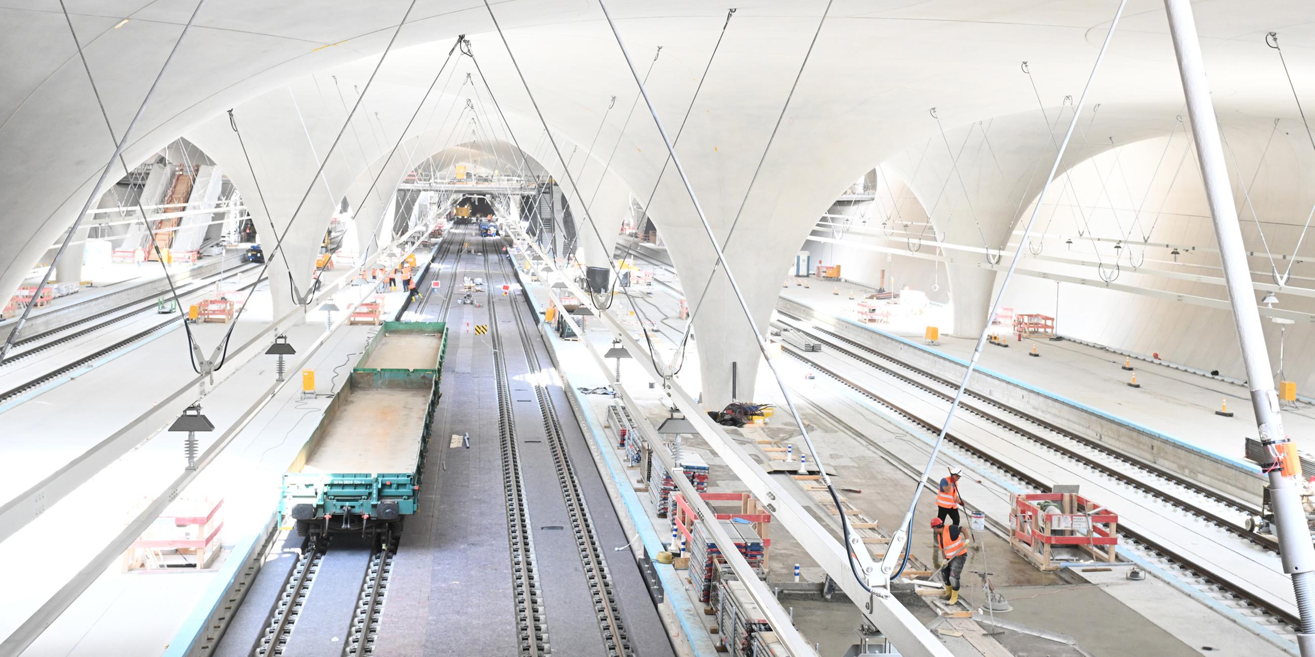  Bauarbeiter arbeiten in der Bahnsteighalle für den neuen Tiefbahnhof im Rahmen des milliardenschweren Bahnprojekts Stuttgart 21. (Archiv)