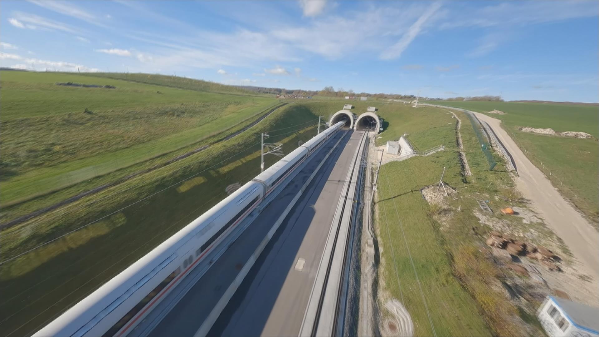 ICE auf neuer Bahnstrecke des Stuttgart 21 Projekts. 