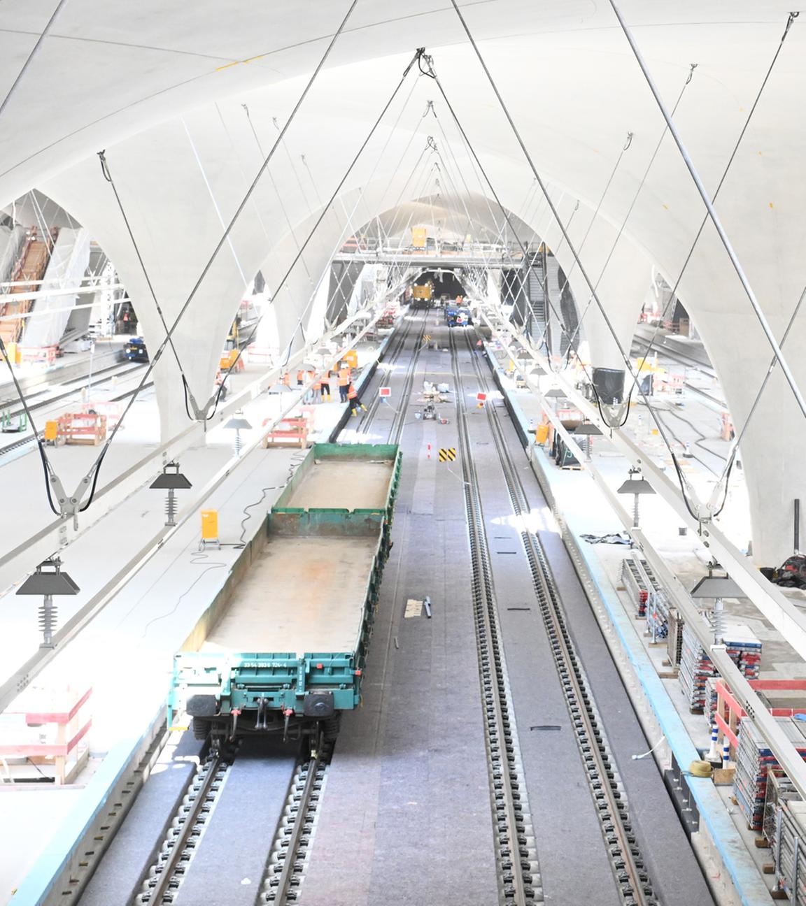 Bauarbeiter arbeiten in der Bahnsteighalle für den neuen Tiefbahnhof im Rahmen des milliardenschweren Bahnprojekts Stuttgart 21. aufgenommen am 11.07.2025.