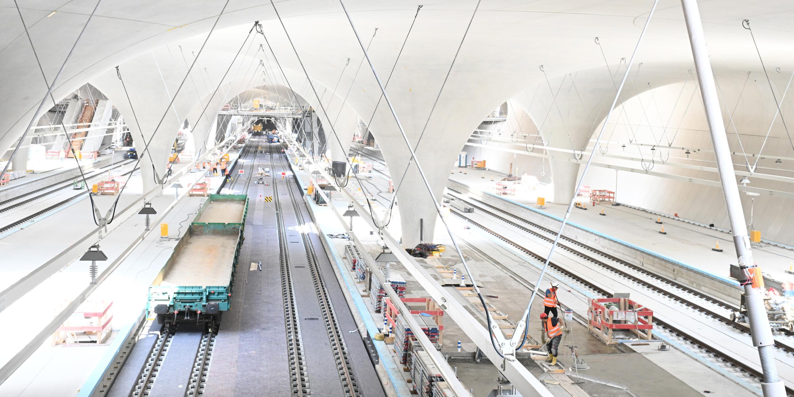 Bauarbeiter arbeiten in der Bahnsteighalle für den neuen Tiefbahnhof im Rahmen des milliardenschweren Bahnprojekts Stuttgart 21. aufgenommen am 11.07.2025.