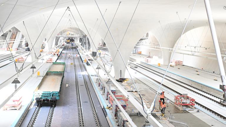 Bauarbeiter arbeiten in der Bahnsteighalle für den neuen Tiefbahnhof im Rahmen des milliardenschweren Bahnprojekts Stuttgart 21. aufgenommen am 11.07.2025.