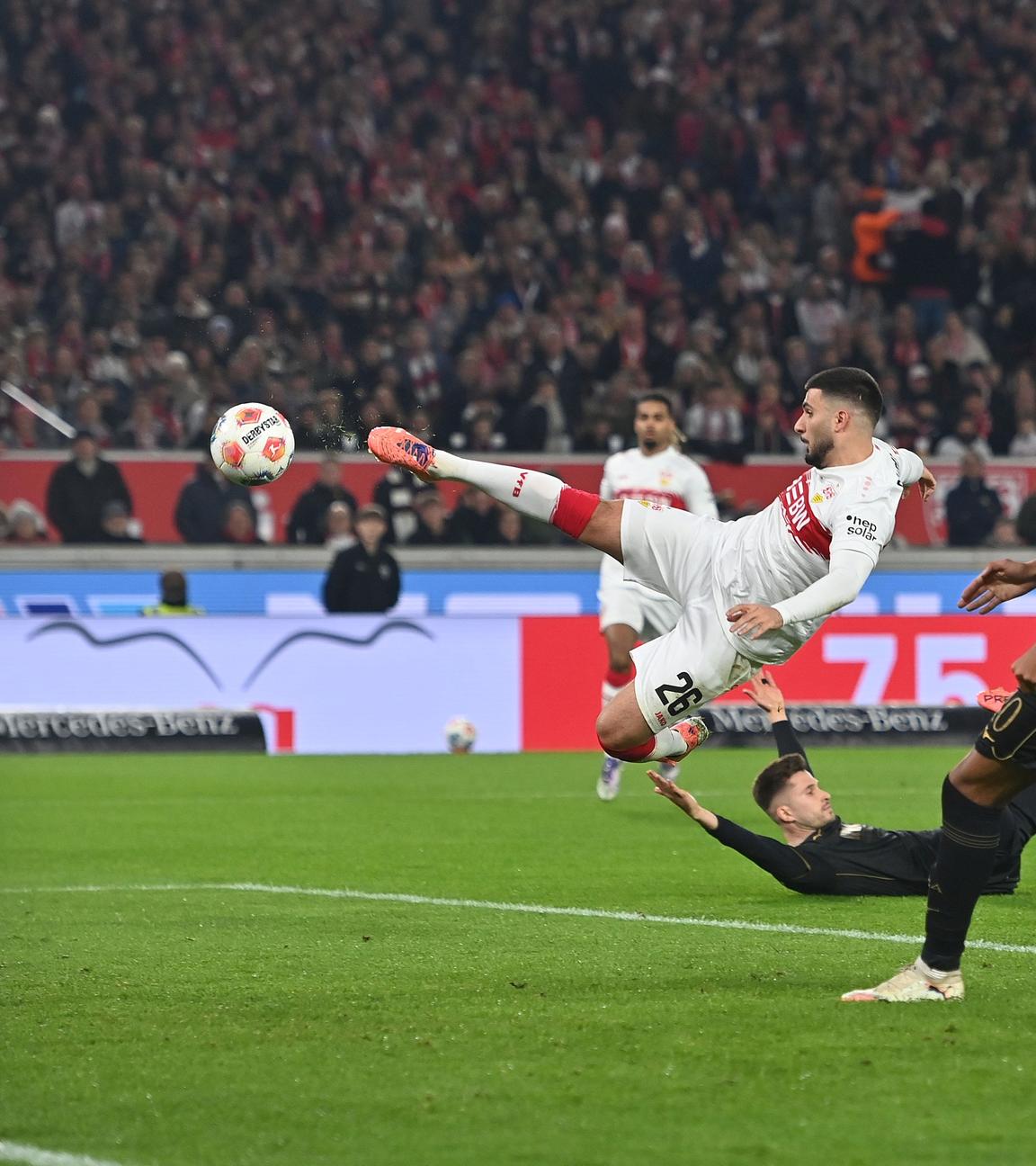 Torchance für Deniz Undav (VfB Stuttgart) im Strafraum gegen den FC Augsburg in der Bundesliga.