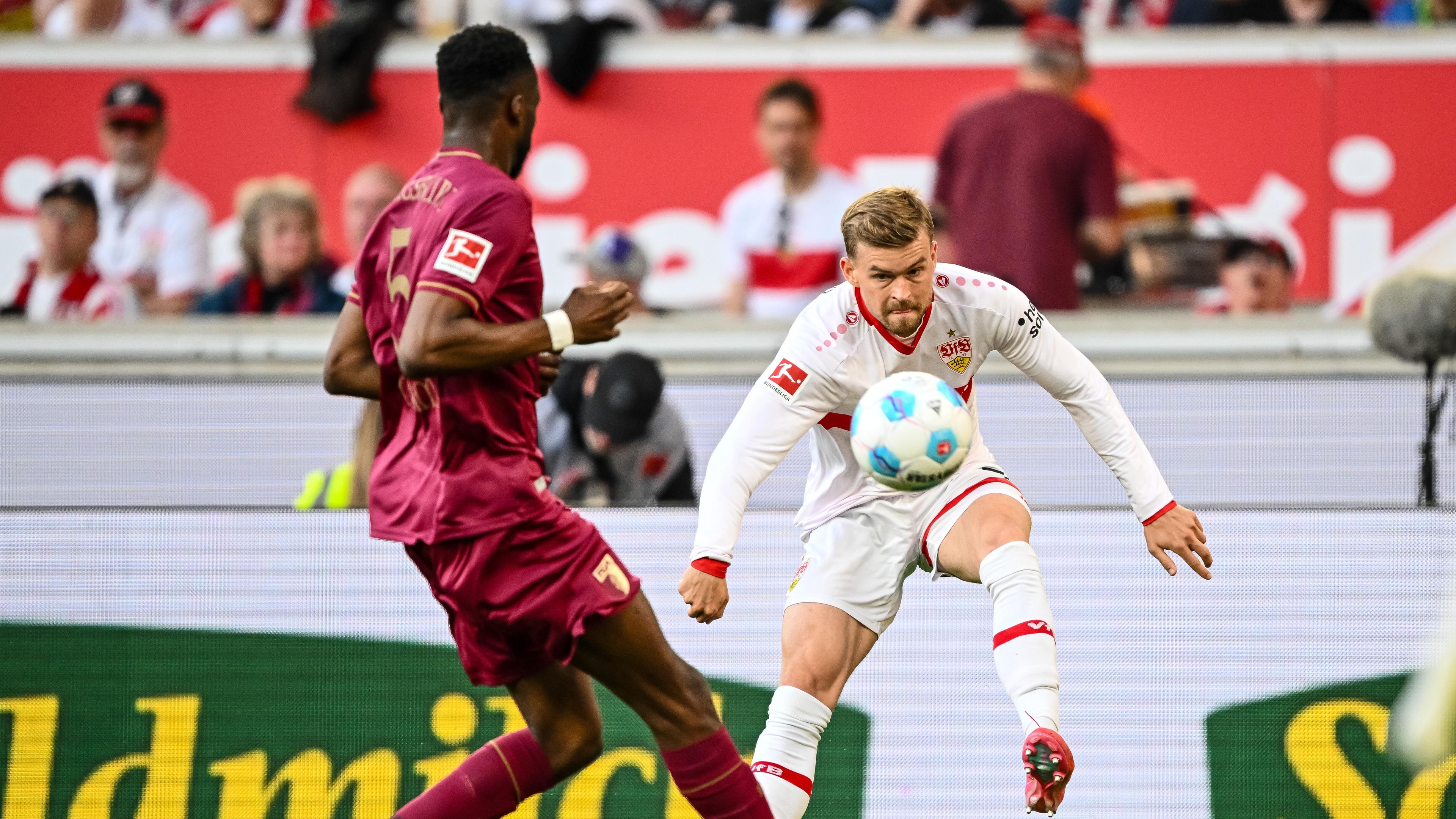 Augsburgs Chrislain Matsima und Stuttgarts Maximilian Mittelstädt kämpfen um den Ball.