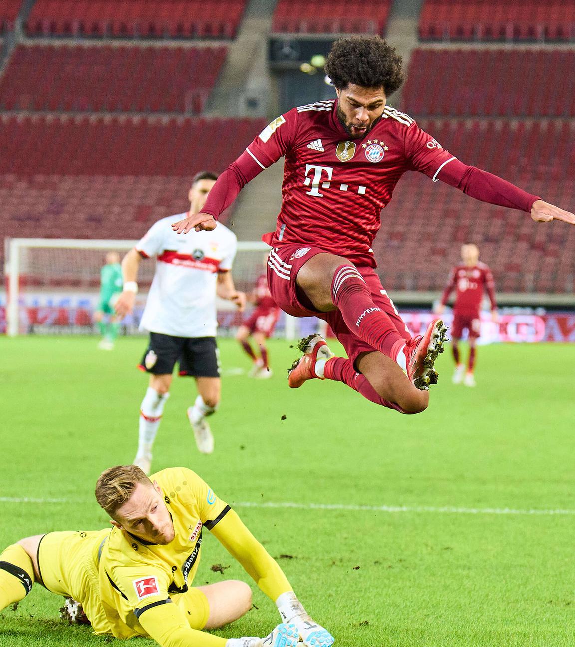 Serge Gnabry im Kampf um den Ball mit Fabian Müller