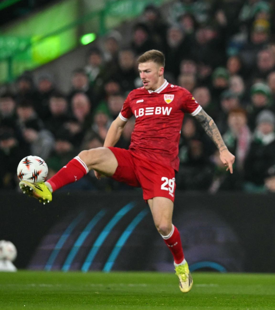 Finn Jeltsch kontrolliert den Ball während des Hinspiels der K.o.-Runde in Glasgow am 19. Februar 2026.