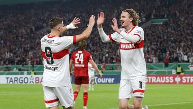 Ermedin Demirovic und Torschütze Nick Woltemade jubeln über den Treffer zum 1:0.