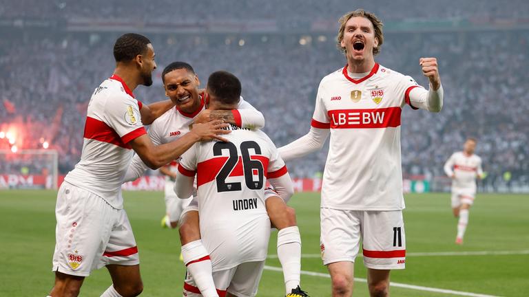 Stuttgarts Stürmer #11 Nick Woltemade (R) und Stuttgarts Stürmer #26 Deniz Undav feiern nach dem zweiten Tor von Stuttgarts Mittelfeldspieler #08 Enzo Millot.