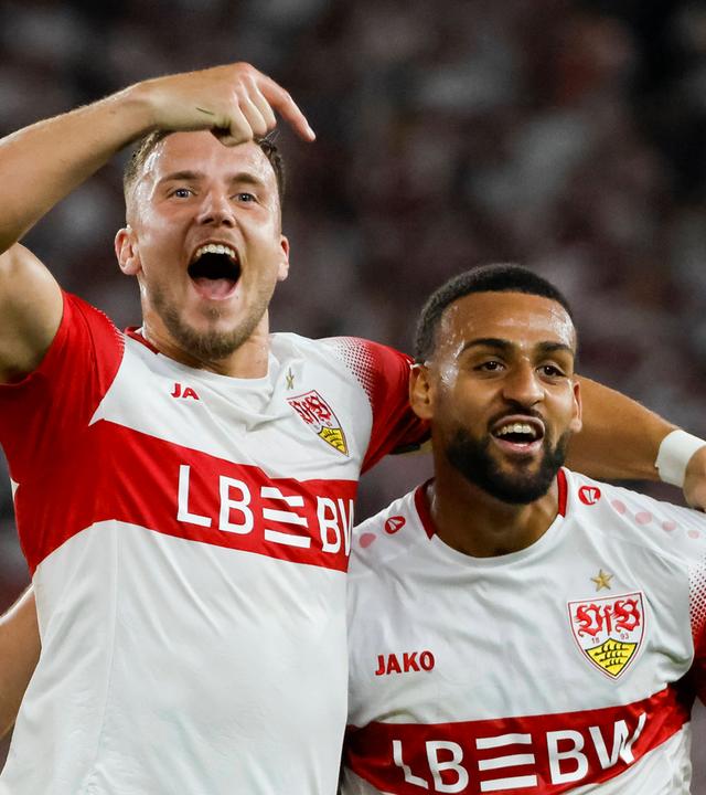 Der Stuttgarter Verteidiger Josha Vagnoman jubelt nach seinem Treffer zum 4:1 zusammen mit seinem Teamkollegen Ermedin Demirovic