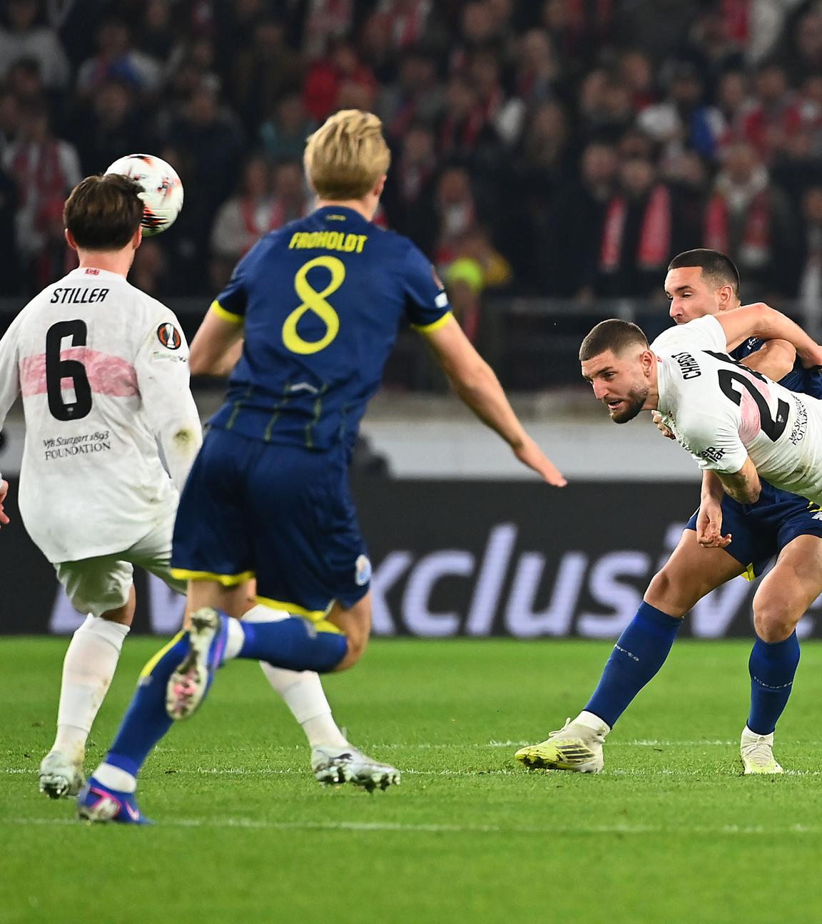 Jeff Chabot (VfB Stuttgart) im Zweikampf gegen Deniz Guel (Porto) am 12.03.2026 in der MHP Arena. 