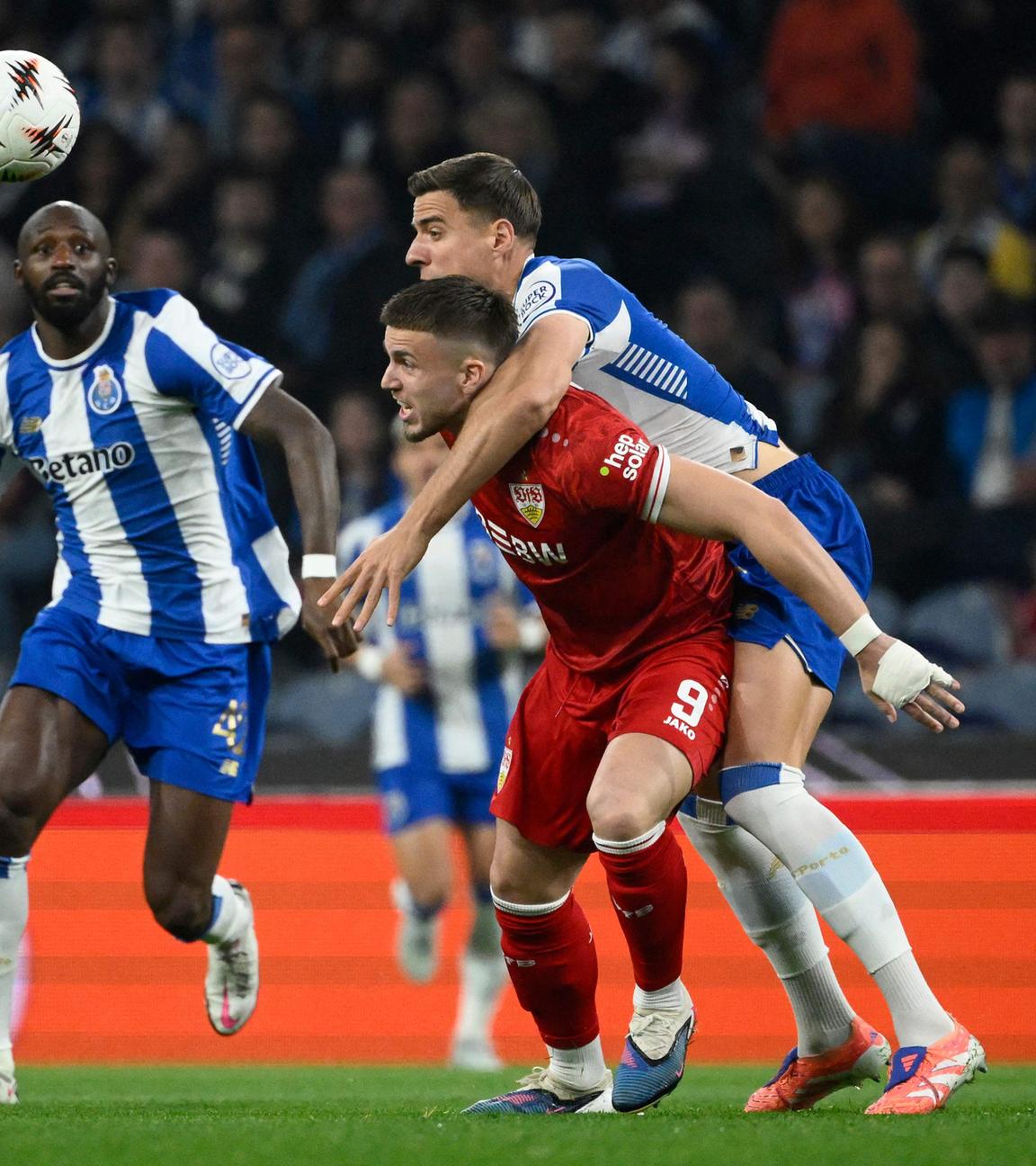 Stuttgarts Ermedin Demirovic kämpft mit Portos Jan Bednarek um den Ball