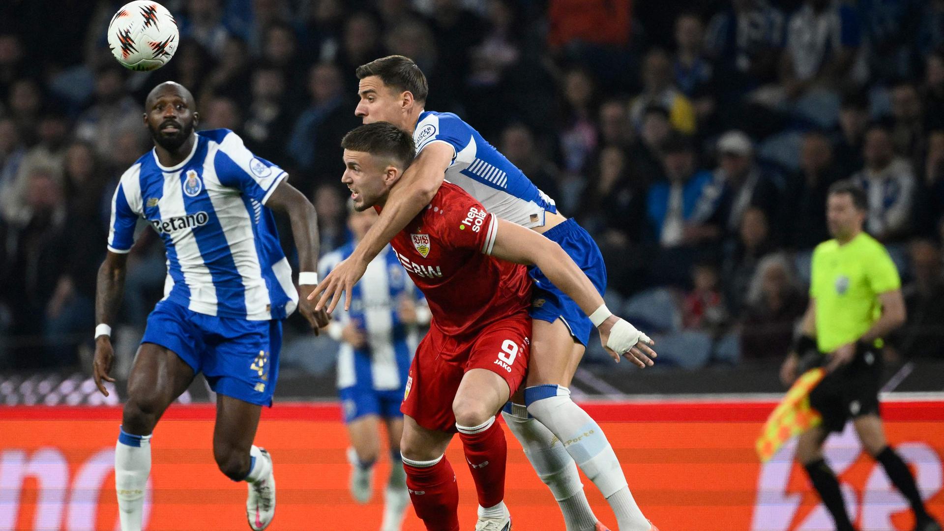Stuttgarts Ermedin Demirovic kämpft mit Portos Jan Bednarek um den Ball