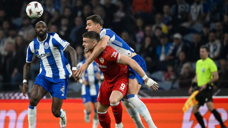 Stuttgarts Ermedin Demirovic kämpft mit Portos Jan Bednarek um den Ball