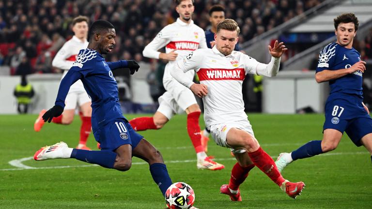 Ousmane Dembele (l) von PSG gegen Stuttgarts Maximilian Mittelstädt.