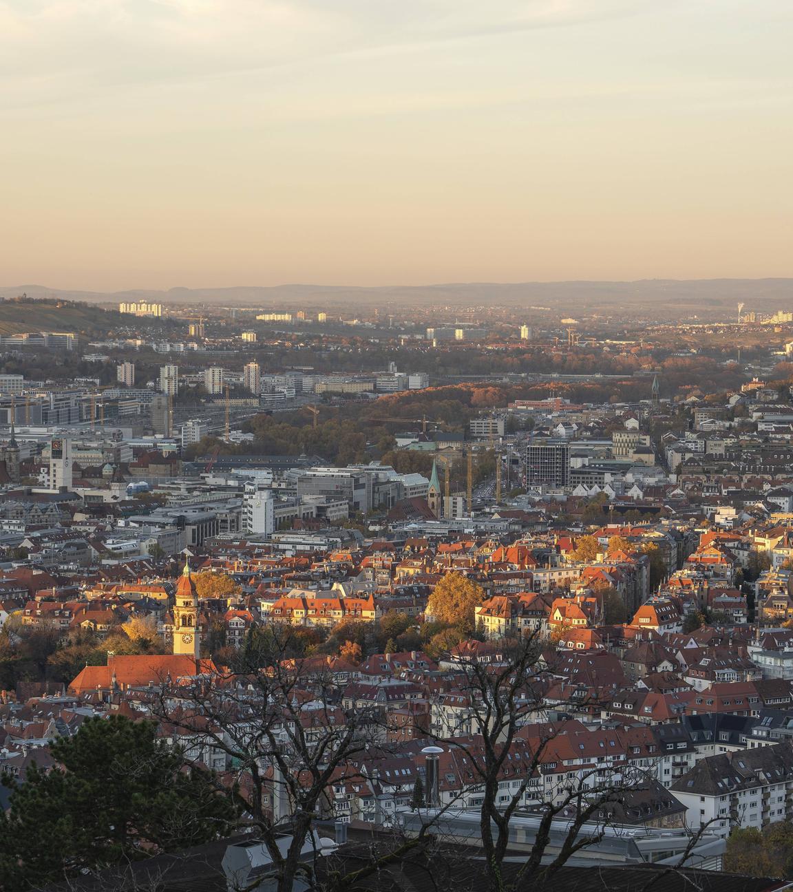 Aussicht auf die Innenstadt von Stuttgart im warmen Licht eines Sonnenuntergangs vom Santiago de Chile Platz aus.