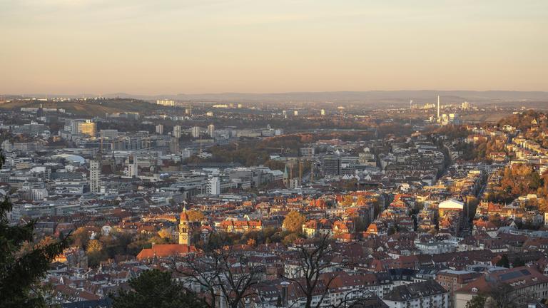 Aussicht auf die Innenstadt von Stuttgart im warmen Licht eines Sonnenuntergangs vom Santiago de Chile Platz aus.