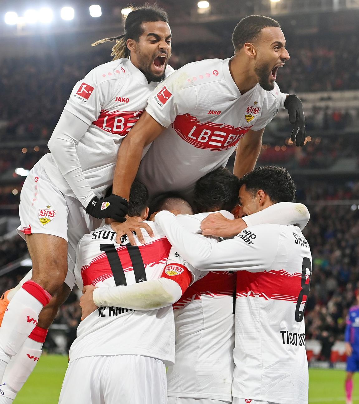 Deniz Undav (VfB Stuttgart) jubelt nach dem 2:1-Tor gegen Mainz gemeinsam mit Josha Vagnoman und Lorenz Assignon.