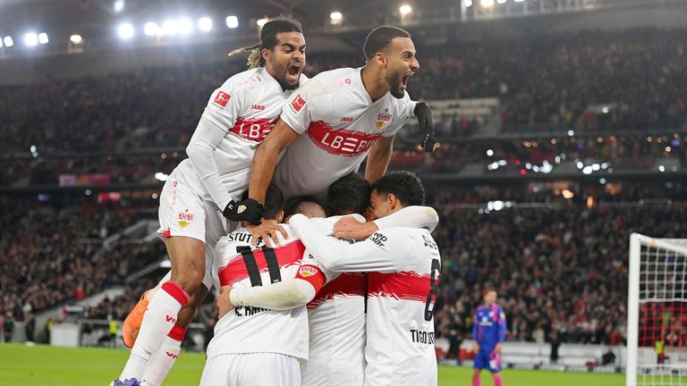 Deniz Undav (VfB Stuttgart) jubelt nach dem 2:1-Tor gegen Mainz gemeinsam mit Josha Vagnoman und Lorenz Assignon.