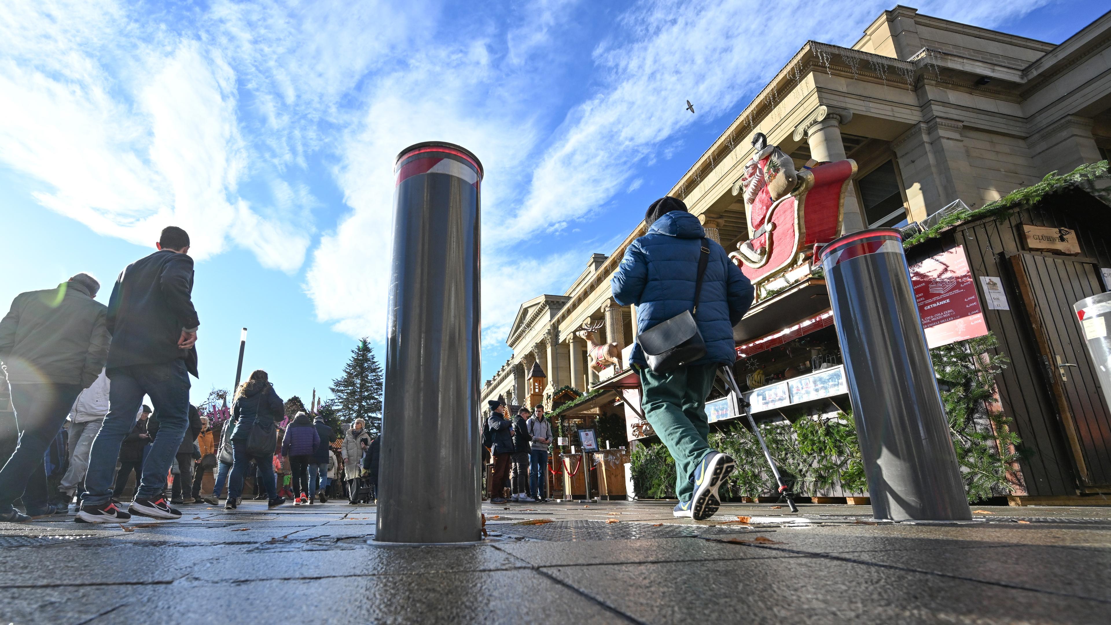 Sicherheitspoller auf dem Weihnachtsmarkt in Stuttgart 