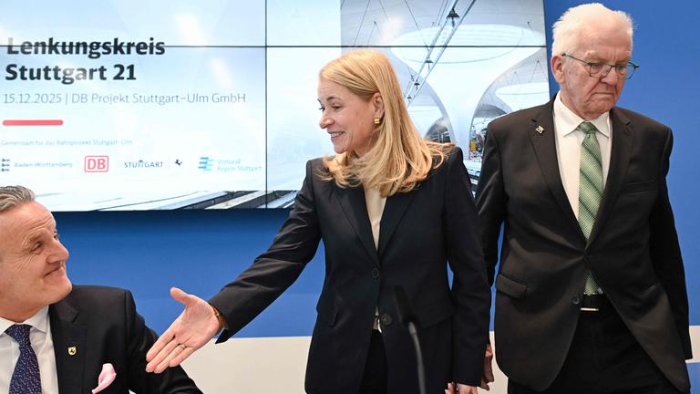 Bahnchefin Evelyn Palla und Baden-Württembergs Ministerpräsident Winfried Kretschmann beim Lenkungskreis zum Bauprojekt Stuttgart21.