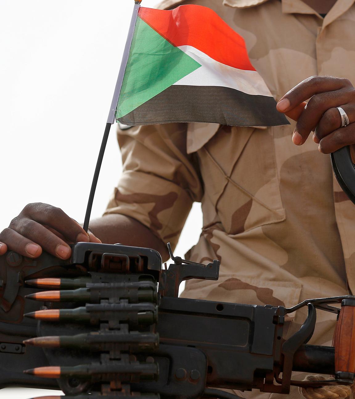Ein Soldat der Rapid Support Forces (RSF) auf seinem Fahrzeug während einer Kundgebung eines militärisch unterstützten Stammes in der sudanesischen Provinz Ost-Nil