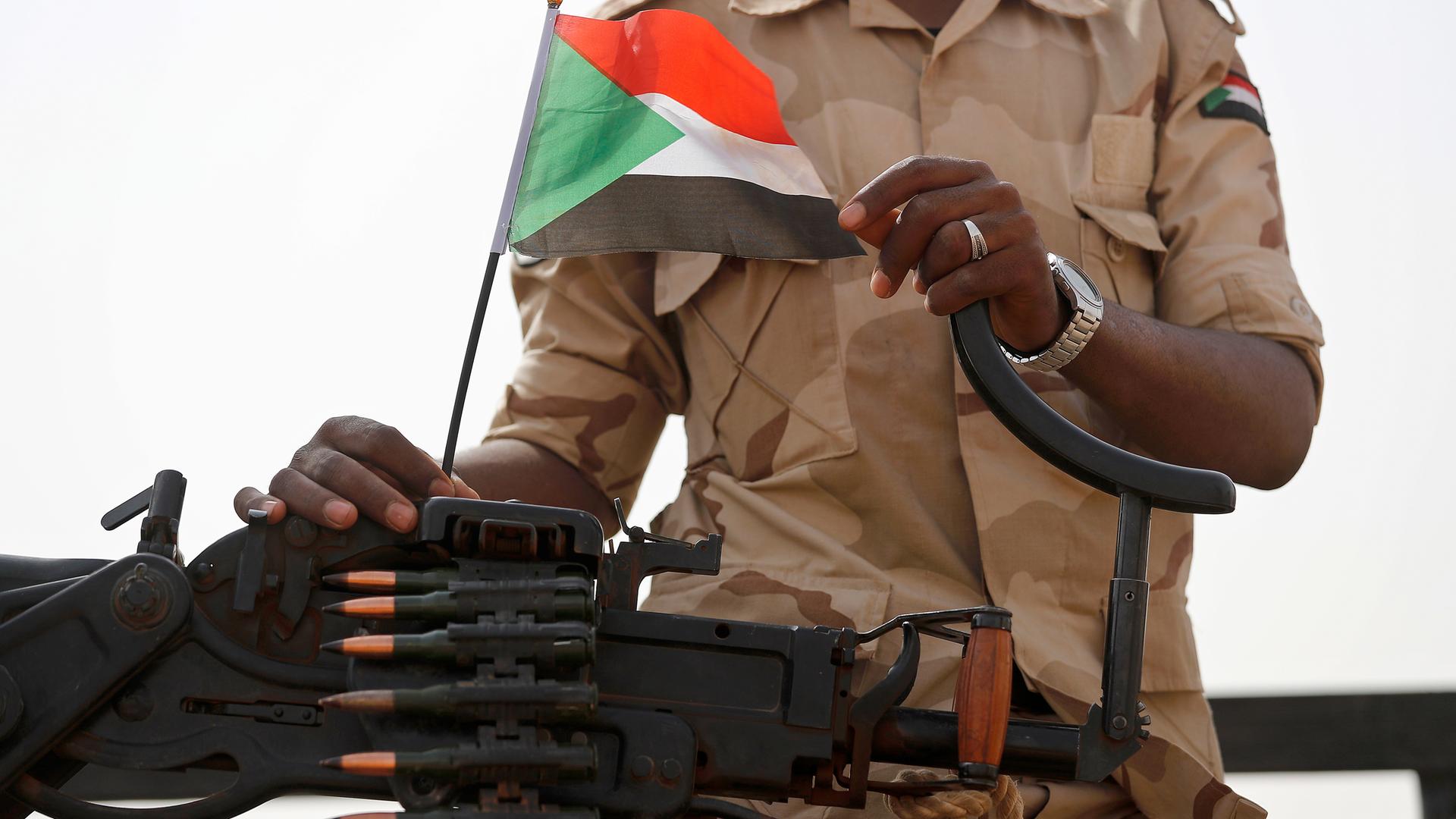 Ein Soldat der Rapid Support Forces (RSF) auf seinem Fahrzeug während einer Kundgebung eines militärisch unterstützten Stammes in der sudanesischen Provinz Ost-Nil