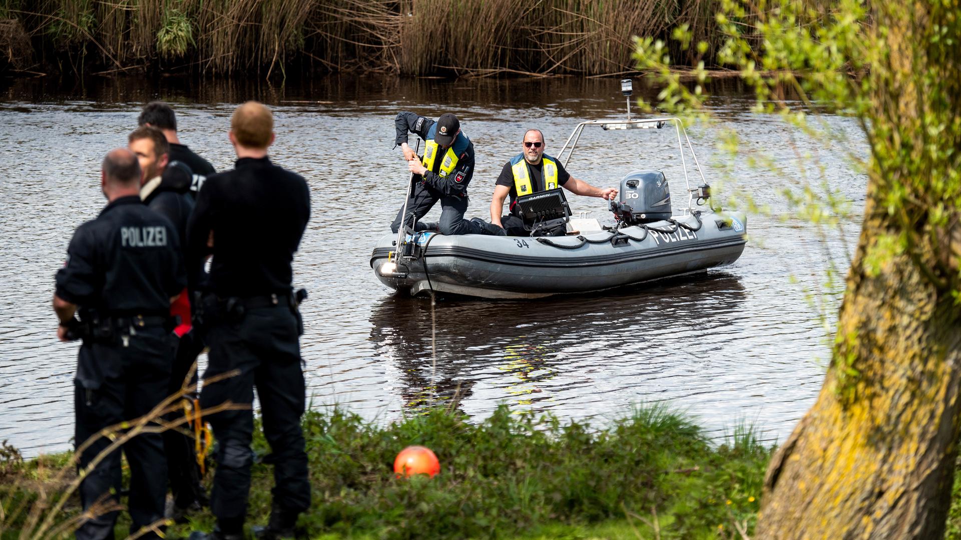 Ein Sonarboot der Polizei fährt während der Suche nach Arian auf der Oste (Archiv)