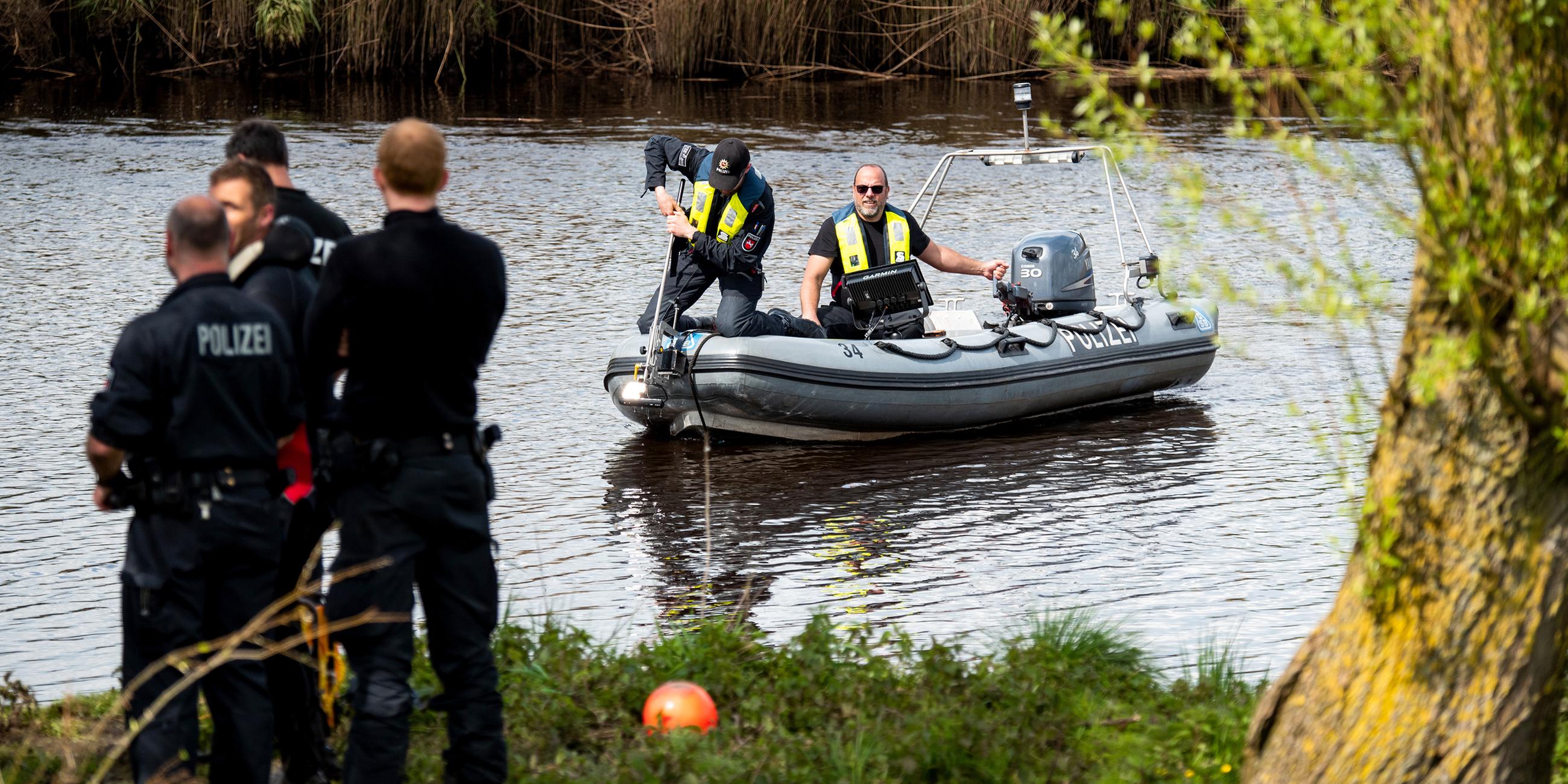 Ein Sonarboot der Polizei fährt während der Suche nach Arian auf der Oste (Archiv)