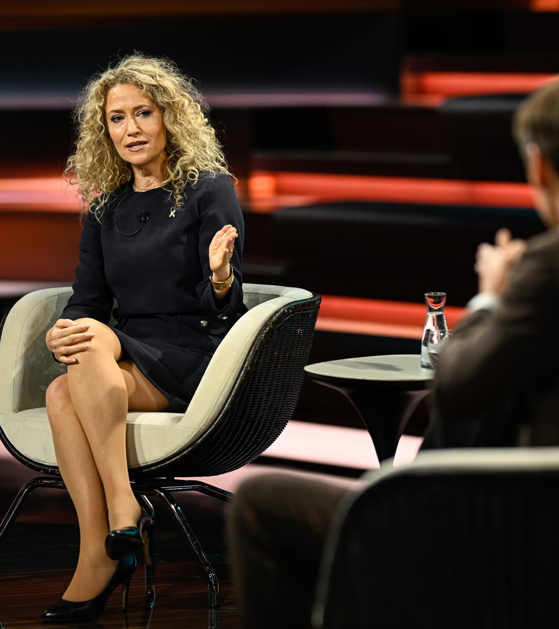 Eine Frau mit blonden Locken (Melody Sucharewicz) sitzt im TV-Studio bei Markus Lanz.