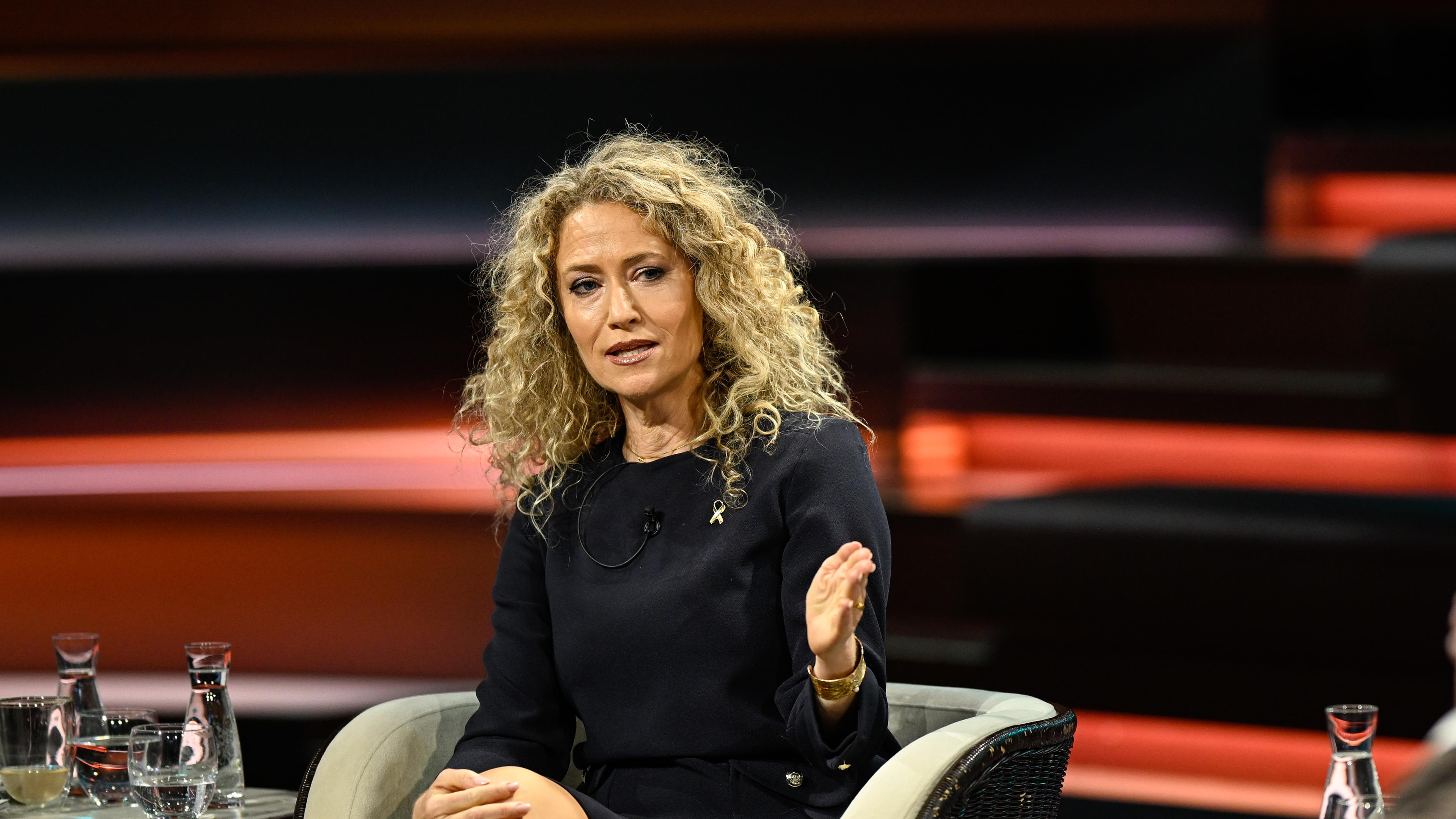Eine Frau mit blonden Locken (Melody Sucharewicz) sitzt im TV-Studio bei Markus Lanz.
