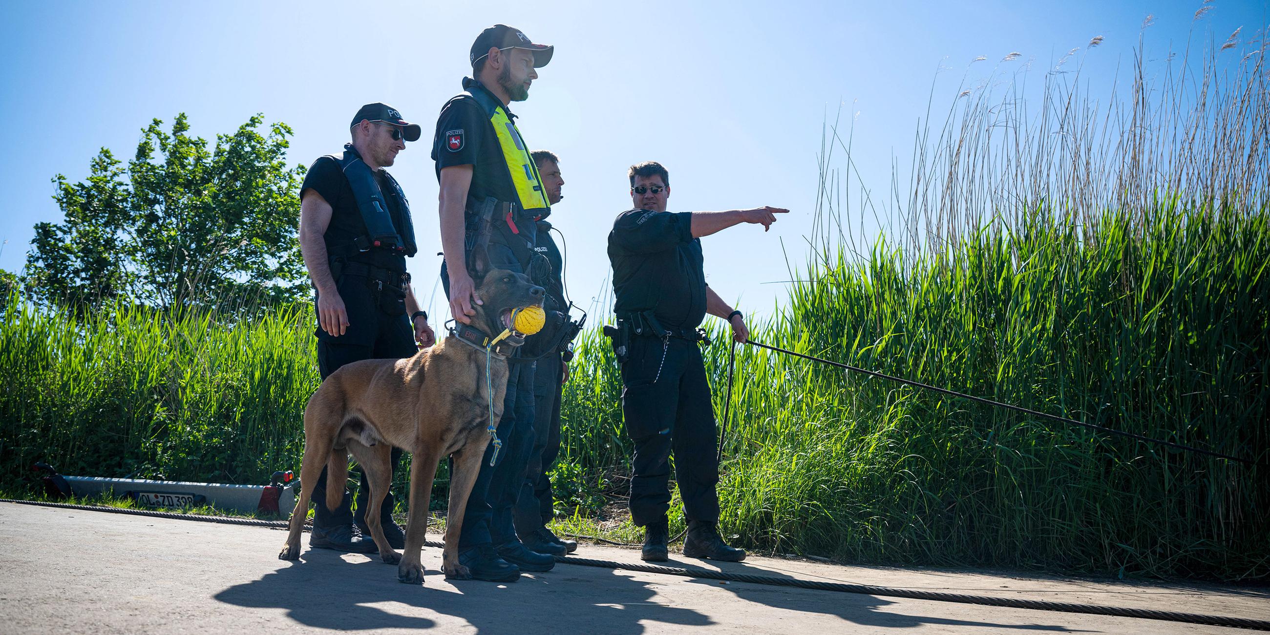 Einsatzkräfte der Polizei bei der Suche nach Arian