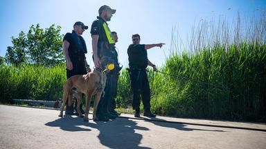 Einsatzkräfte der Polizei bei der Suche nach Arian
