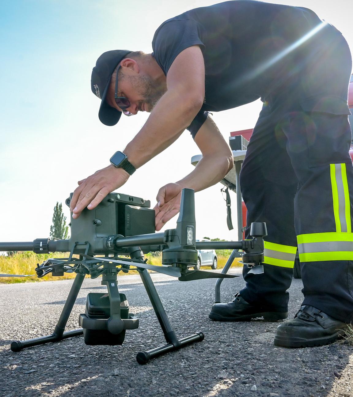 Sachsen-Anhalt, Braunsbedra: Feuerwehrleute der Feuerwehr Braunsbedra suchen ein Gelände weiträumig mit Drohnen ab.