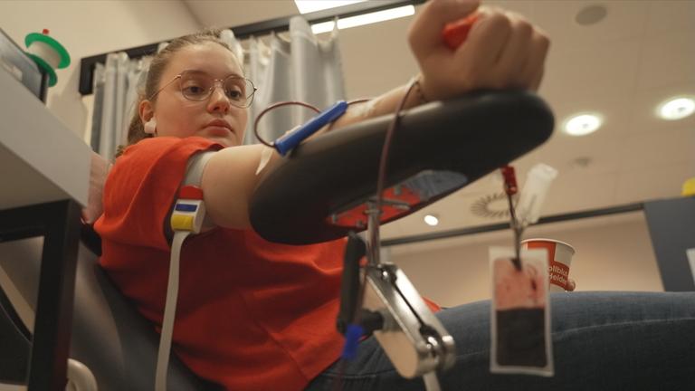 Person, die Blut spendet