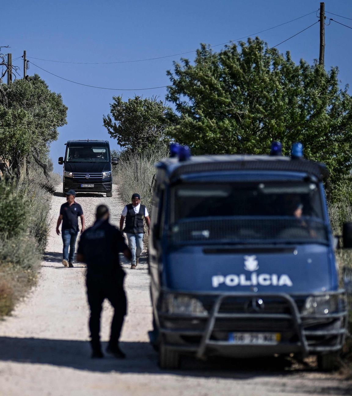 Ein Transporter der deutschen Ermittlungspolizei verlässt am 5. Juni 2025 die Sucharbeiten im Rahmen der Ermittlungen zum Verschwinden von Madeleine (oder Maddie) McCann im Lagoser Stadtteil Atalaia an der Algarve.