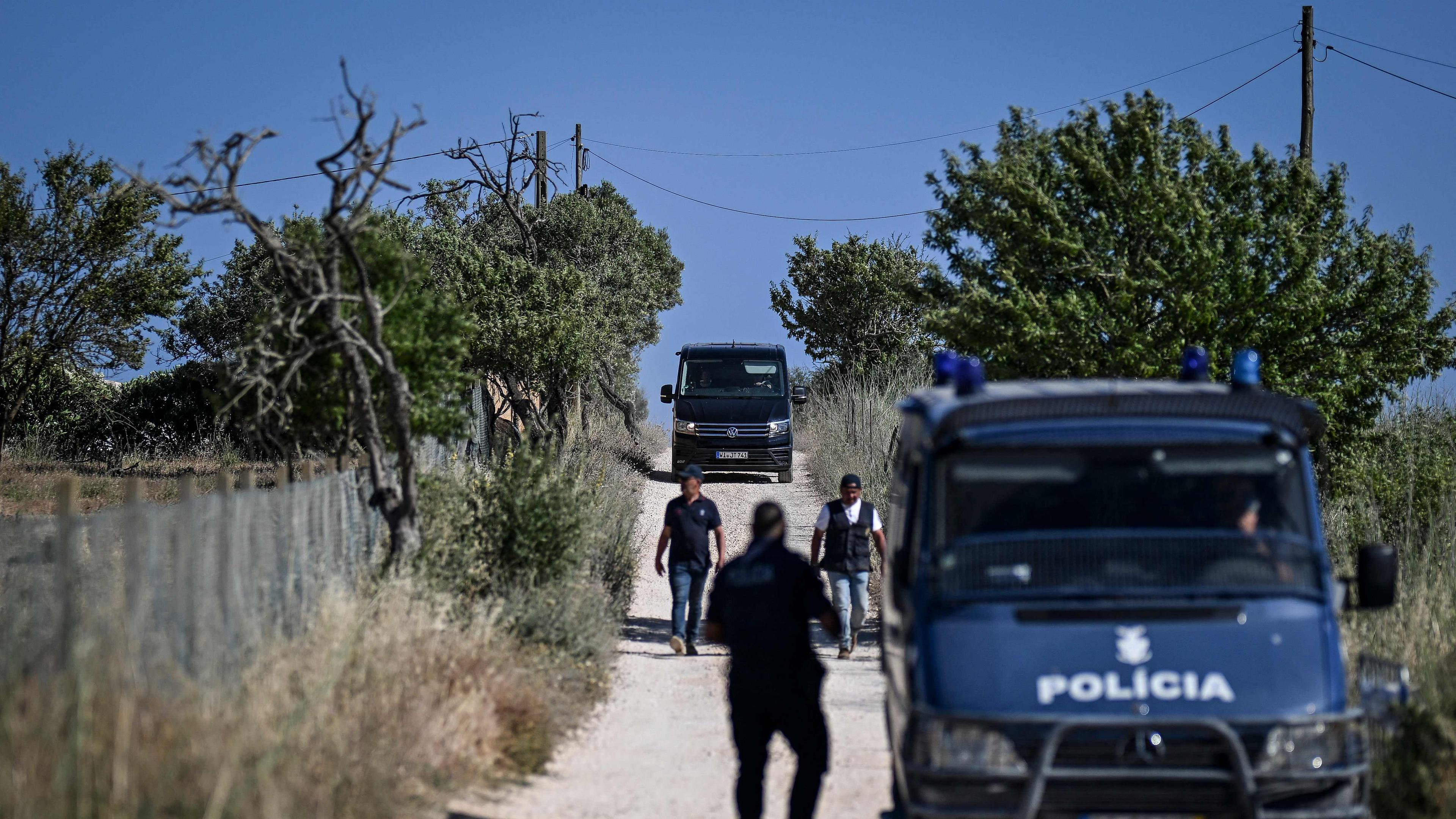 Ein Transporter der deutschen Ermittlungspolizei verlässt am 5. Juni 2025 die Sucharbeiten im Rahmen der Ermittlungen zum Verschwinden von Madeleine (oder Maddie) McCann im Lagoser Stadtteil Atalaia an der Algarve.