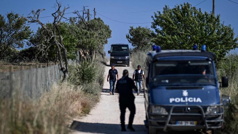 Ein Transporter der deutschen Ermittlungspolizei verlässt am 5. Juni 2025 die Sucharbeiten im Rahmen der Ermittlungen zum Verschwinden von Madeleine (oder Maddie) McCann im Lagoser Stadtteil Atalaia an der Algarve.