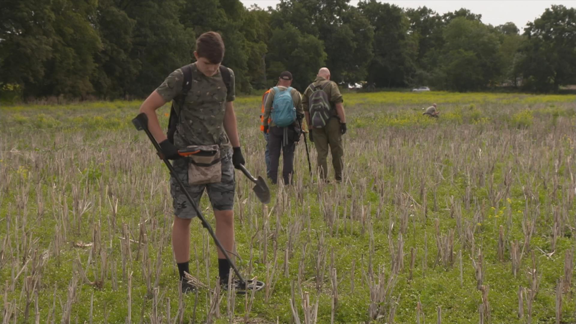 Männer auf Feld suchen Schätze
